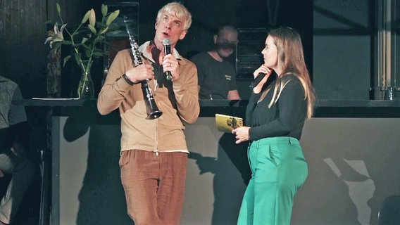 Screenshot: Klarinettist und Dirigent Martin Fröst im Gespräch mit Sängerin Anna-Maria Torkel vom NDR Vokalensemble im Hamburger Club "Uebel & Gefährlich". © NDR Foto: Screenshot