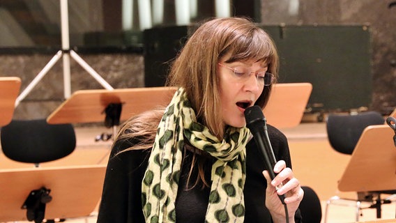 Elise Caron singt in einer Probe © NDR Chor Foto: Kristien Daled