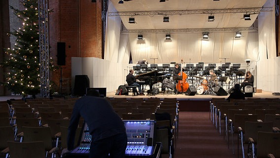 Soundcheck: Blick vom Mischpult zur Bühne mit dem Cholet-Känzig-Papaux-Trio. © NDR Chor Foto: Kristien Daled