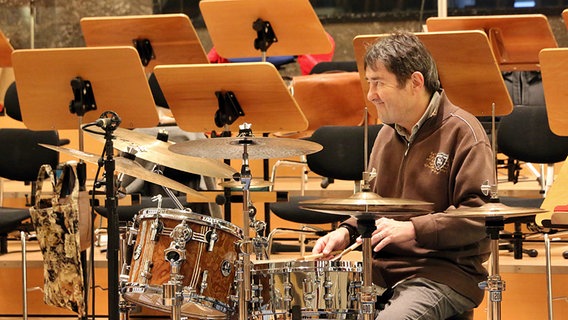 Marcel Papaux am Schlagzeug bei einer Probe im Rolf-Liebermann-Studio © NDR Chor Foto: Kristien Daled