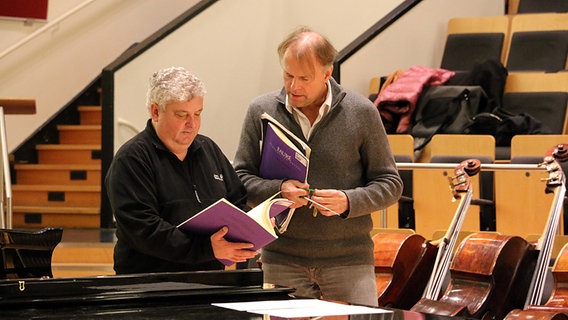 Michael Gläser und Thomas Hengelbrock mit Partituren im Rolf-Liebermann-Studio © NDR Chor Foto: Kristien Daled