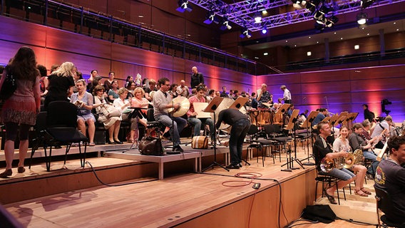 Probenfoto: Sängerinnen und Sänger des NDR Chors und des Rundfunkchor Berlin auf der Bühne der Musik- und Kongresshalle Lübeck © NDR Chor Foto: Kristien Daled