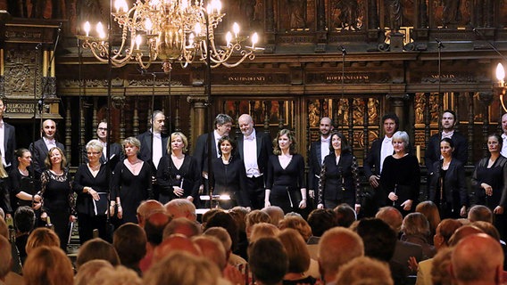 Konzertszene: Chorsängerinnen und -sänger im Meldorfer Dom. © NDR Chor Foto: Thomas Becker