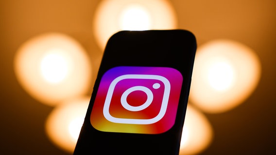 Icon von Instagram auf einem Handy-Screen. © Picture Alliance Foto: NurPhoto/Jakub Porzycki