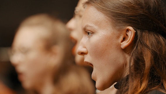 Screenshot: Sängerinnen und Sänger in der Elbphilharmonie während des Projekts "Singing!" mit dem NDR Vokalensemble. © NDR Foto: Screenshot