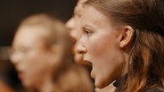 Screenshot: Sängerinnen und Sänger in der Elbphilharmonie während des Projekts "Singing!" mit dem NDR Vokalensemble. © NDR Foto: Screenshot