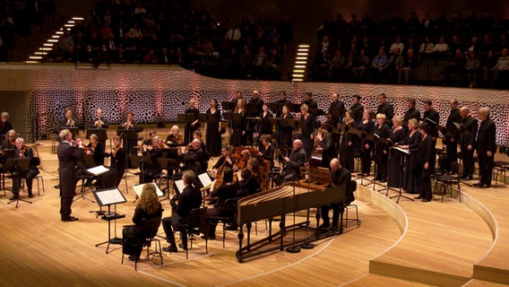 Screenshot: Konzertszene mit Julian Prégardien, Holger Speck, dem NDR Vokalensemble und der Akademie für Alte Musik Berlin in der Elbphilharmonie. © NDR 