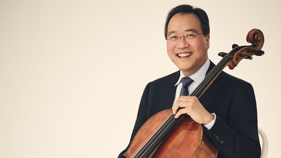 Cellist Yo-Yo Ma im Porträt mit seinem Instrument © Jason Bell Foto: Jason Bell