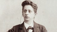Bildmontage: Komponist Alexander Zemlinsky in einer Schwarz-weiß-Fotografie von 1900 neu mit In-Ear-Headphones ausgestattet © Fine Art Images/Heritage Images 