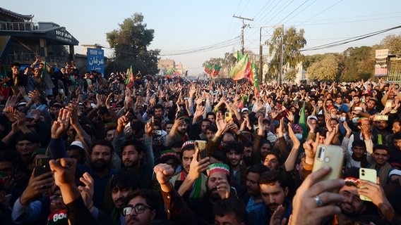 Anhänger des inhaftierten Politikers Khan protestieren in Pakistan © picture alliance / Anadolu | Hussain Ali Foto: picture alliance / Anadolu | Hussain Ali