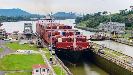 Ein Containerschiff in der Miraflores-Schleuse des Panama-Kanals © picture alliance / JOKER Foto: Hady Khandani