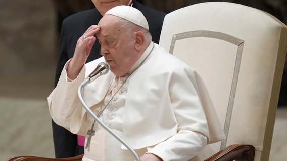 Papst Franziskus macht das Kreuzzeichen zu Beginn seiner wöchentlichen Generalaudienz in der Halle Paul VI. im Vatikan. © Alessandra Tarantino/AP/dpa 