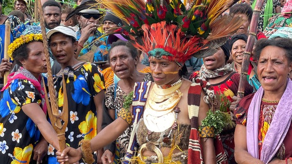 Eine Frau mit Kopfschmuck wird in Papua-Neuguinea zur Heirat verkauft. © NDR Foto: Florian Bahrdt