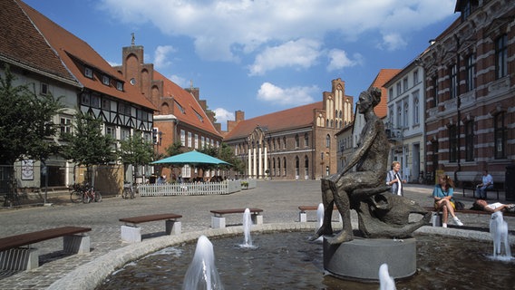Der Springbrunnen auf dem Marktplatz von Parchim vor dem Rathaus © picture-alliance_OKAPIA KG Foto: WernerOtto