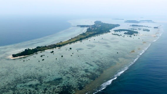 indonesische Insel Pari von oben © NDR Foto: Ingo Martin