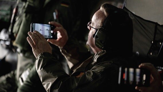 Boris Pistorius (SPD), Bundesminister der Verteidigung, fliegt in einem A400M zu seinem Antrittsbesuch bei der Luftwaffe zum Luftwaffenstützpunkt Rostock Laage. © picture alliance Foto: Fabian Sommer