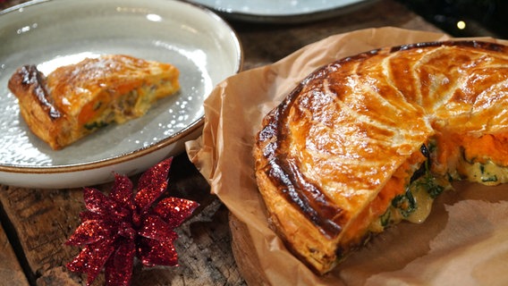 Ein angeschnittener Pithiver-Pie und ein Stück Pie auf einem Teller © NDR Foto: Florian Kruck