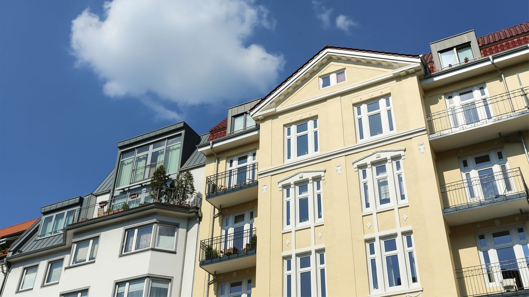 Eine Häuserzeile mit Balkonen