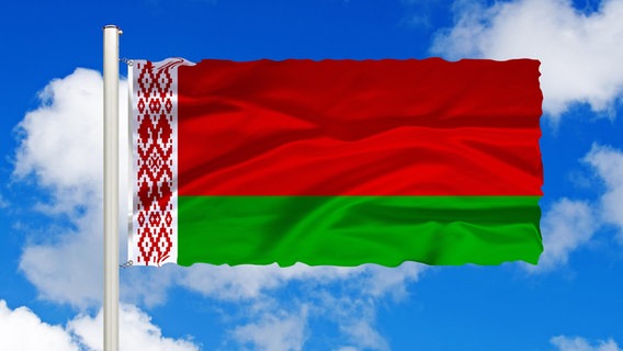 Die wehende Flagge von Belarus, Weissrussland, vor blauem Wolkenhimmel ©  Picture Alliance /blickwinkel/McPHOTO/K. Steinkamp | Foto: K. Steinkamp