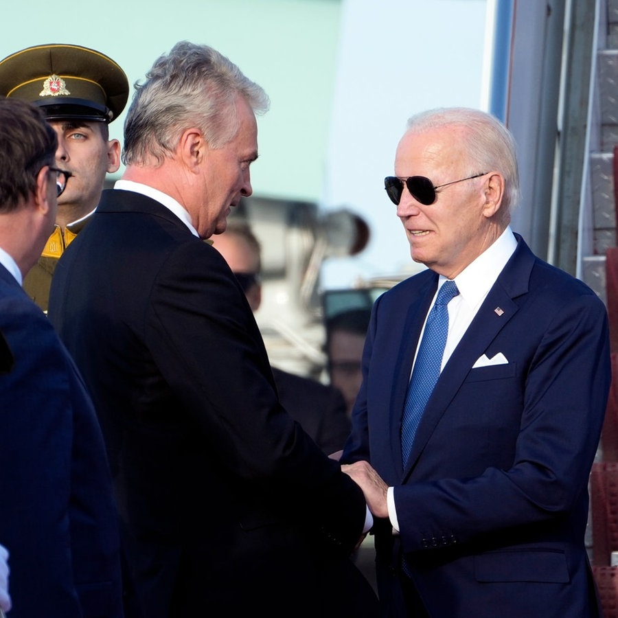 Präsident Biden wird von Litauens Präsident bei seiner Ankunft zum NATO-Gipfel am Flughafen Vilnius begrüßt. © picture alliance Foto: Susan Walsh