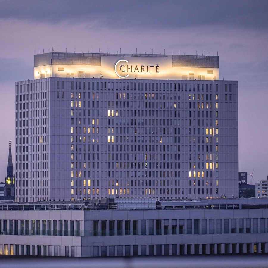 Das Bettenhaus der Charité in Berlin im Abendlicht © picture alliance / Schoening Foto: Schoening