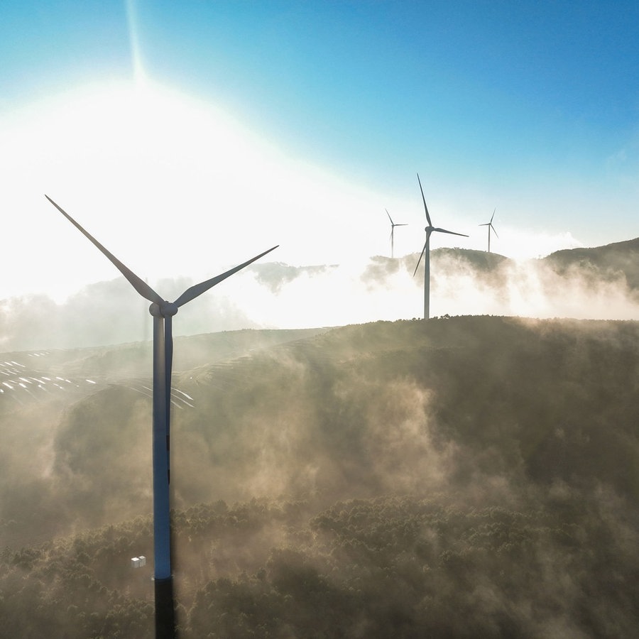 Ein Windpark in den Bergen Chinas. © picture alliance / CFOTO 