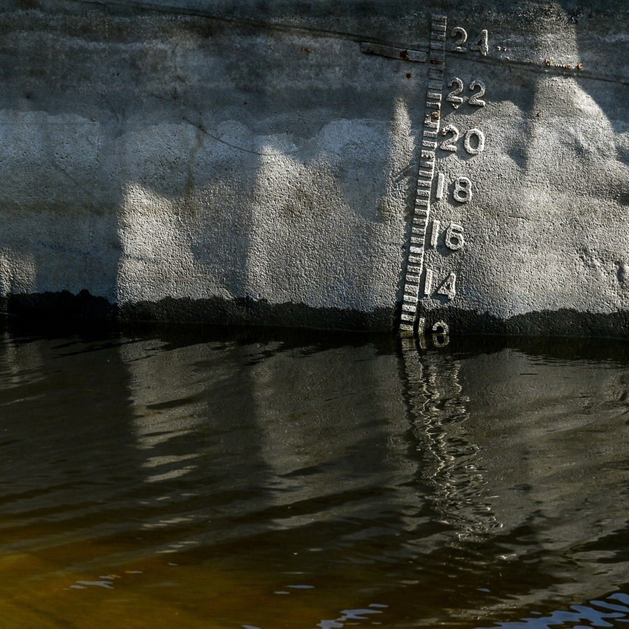 Auf dem Rumpf eines mutmaßlich mit Schotter beladenen Lastkahns, der im Dezember 2020 in der ukrainischen Region Saporischschja sank, sind Wasserlinienmarkierungen zu sehen, nachdem das Wasser zurückgegangen ist. © Photoshot 