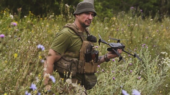 Ein ukrainischer Soldat im Donbass kundschaftet die Position von russischen Streitkräften mittels einer Drohne aus. © picture alliance / AA | Ercin Erturk 