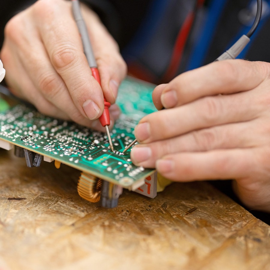 Reparatur eines Elektrogeräts. © picture alliance / epd-bild Foto: Paul-Philipp Braun