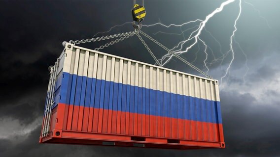 Ein Container in russischen Nationalfarben wird vom Blitz getroffen (Symbolbild). © picture alliance / Zoonar | DesignIt 