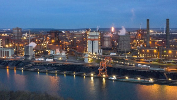 Blick auf das Stahlwerk der Salzgitter AG. Dort wird nun auch Wasserstoff mithilfe von Strom aus Windkraft hergestellt. © picture alliance / Jochen Eckel Foto: Jochen Eckel