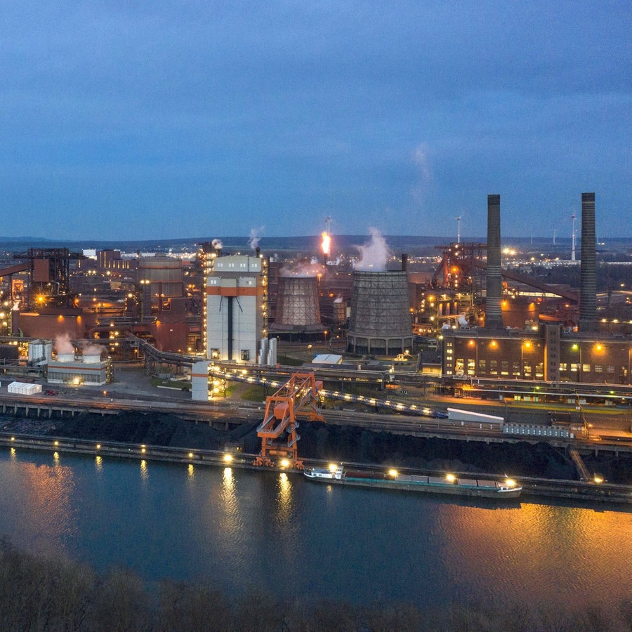 Blick auf das Stahlwerk der Salzgitter AG. Dort wird nun auch Wasserstoff mithilfe von Strom aus Windkraft hergestellt. © picture alliance / Jochen Eckel Foto: Jochen Eckel