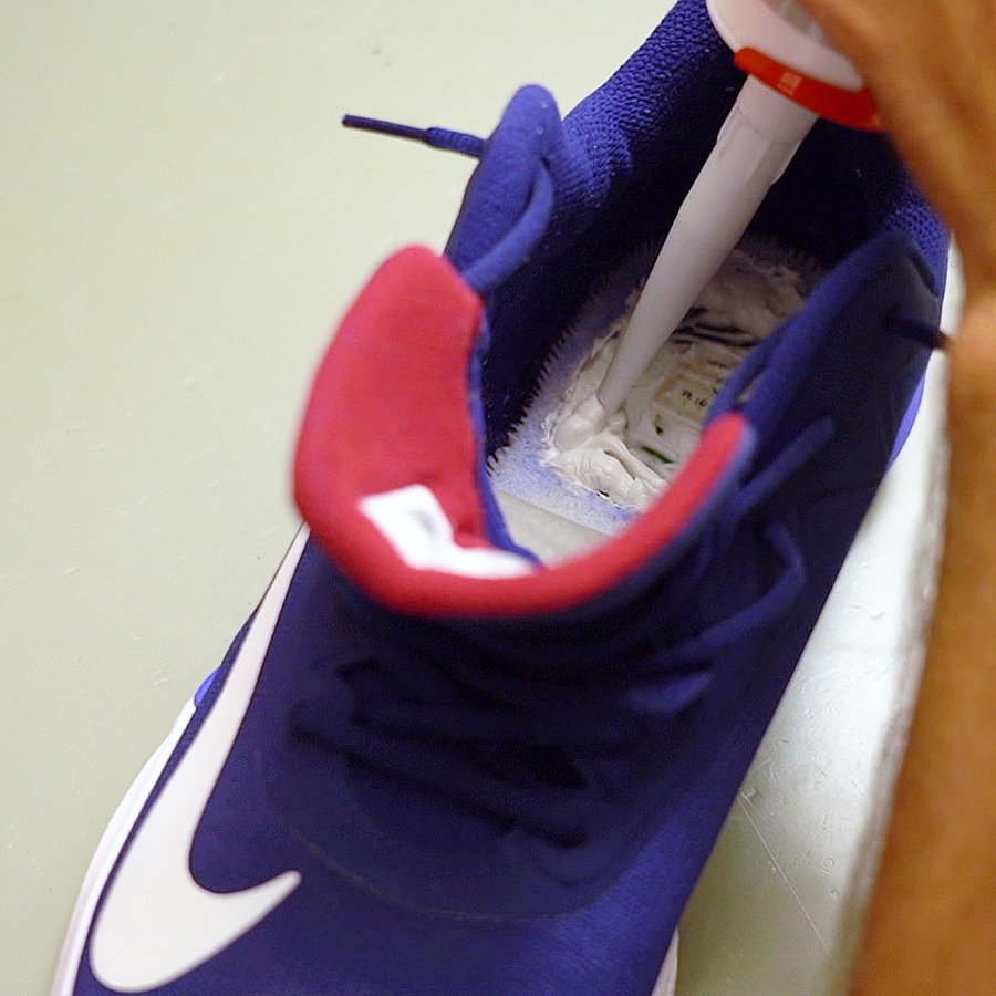 Ein Schuh von Nike wird mit einem GPS Sender ausgestattet.  