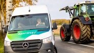 Ein Rufbus biegt ab auf eine Landstraße in der Region Hannover. © picture alliance / dpa Foto: Moritz Frankenberg