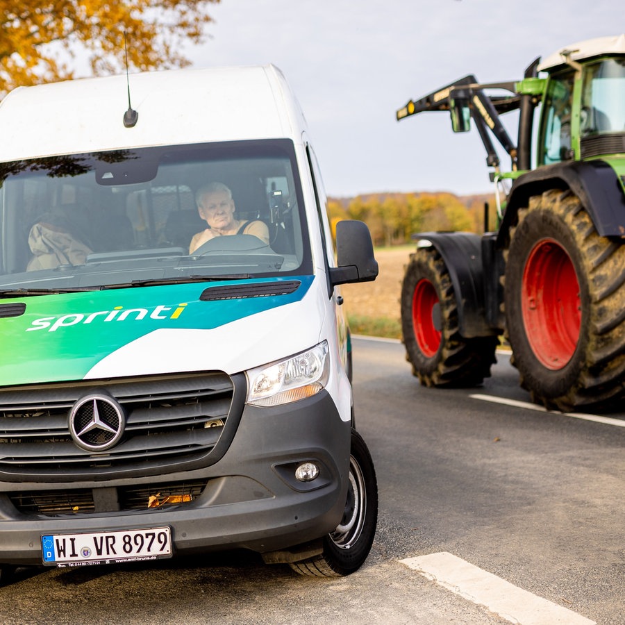 Ein Rufbus biegt ab auf eine Landstraße in der Region Hannover.
nachgekauft am 29.10.2024 © picture alliance / dpa Foto: Moritz Frankenberg