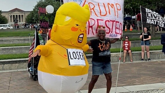 Trumpfigur bei Demo vor Gericht. © Nina Barth Foto: Nina Barth