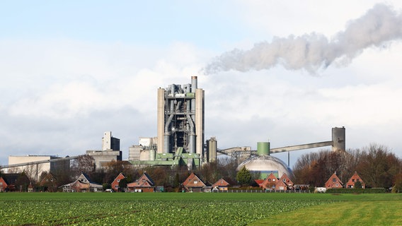 Das Zementwerk von Holcim in Lägerdorf in Schleswig-Holstein. © picture alliance / dpa Foto: Christian Charisius