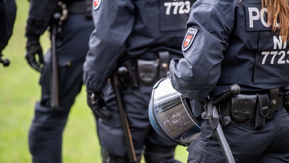 Polizistinnen und Polizisten bei einem Einsatz. © picture alliance/dpa Foto: Lino Mirgeler