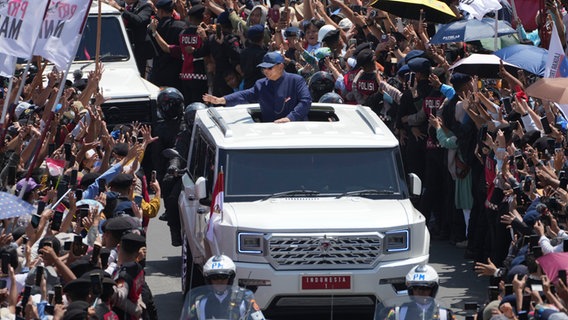 Der neu vereidigte indonesische Präsident Prabowo Subianto (M) begrüßt seine Anhänger nach seiner Vereidigung als achter Präsident des Landes. © picture alliance/dpa/AP | Dita Alangkara Foto: Dita Alangkara