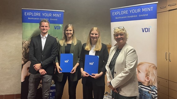 Die ausgezeichneten Hochschulabsolventinnen Finn Batzer, Sandra Reker und Luisa Sophie Hörnschemeyer und die Vorstandsvorsitzende des VDI-Bezirksvereins Osnabrück-Emsland Prof. Dr. Angela Hamann-Steinmeier. © VDI Osnabrück-Emsland 