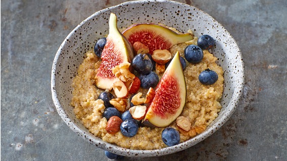 Eine Schale mit Quinoa-Brei, Heidelbeeren, Feigenspalten und Nüssen © Gräfe und Unzer Foto: Monika Grossmann & Maria Schürle