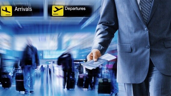 Business man with passport at an airport (Montage) © fotolia Photo: AVAVA, Robert Wilson