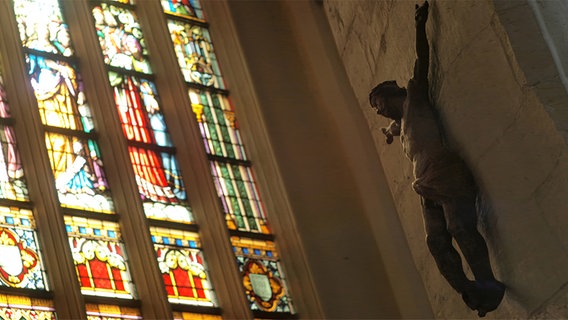 Jesus Figur in einer Kirche © fotolia.com Foto: centryfuga