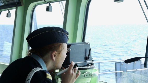 Frau hält Ausschau von der Kommandozentrale der Fregatte "Bayern" auf der NATO-Übung Baltops 2023. © Tom Schimmeck Foto: Tom Schimmeck