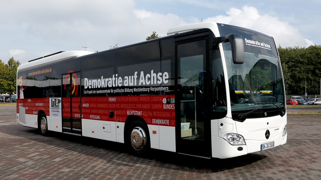 Culture Minister presents new democracy bus for ‘Democracy on the Road’ project