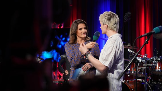 Moderatorin Frauke Rauner begrüßt den Musiker Joris Rose. © NDR Foto: Jan-Philipp Baumgart