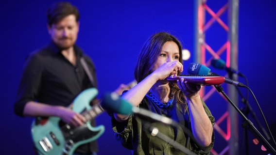 Fräulein Frey mit ihrer Melodica. © NDR Foto: Jan-Philipp Baumgart