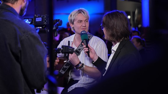 Moderator Karsten Stotko interviewt Joris Rose. © NDR Foto: Jan-Philipp Baumgart