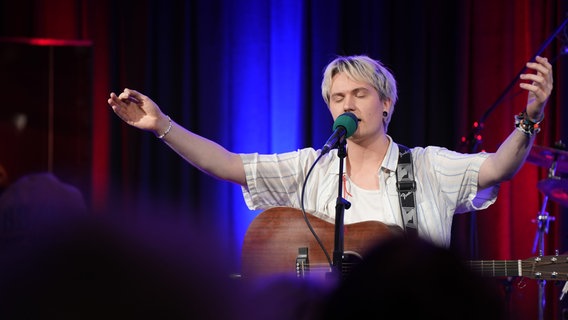 Joris Rose singt. © NDR Foto: Jan-Philipp Baumgart