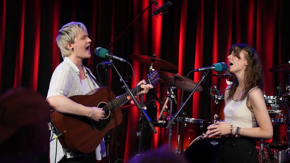 Joris Rose und Nina Steinert singen zusammen. © NDR Foto: Jan-Philipp Baumgart